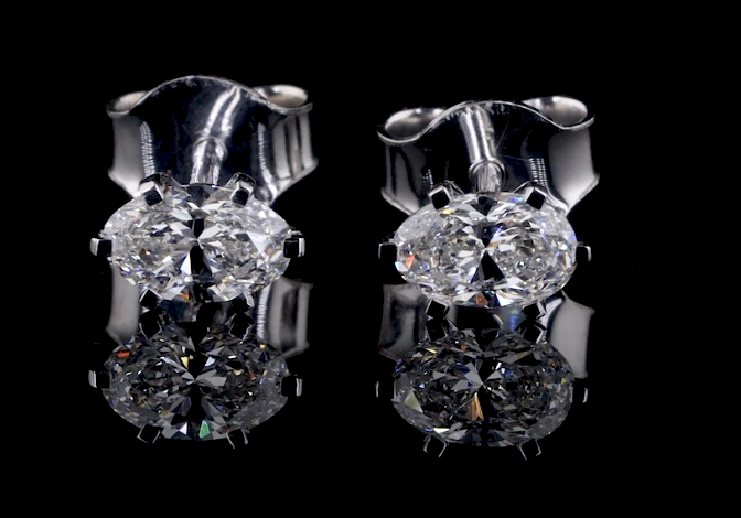 Oval Nova Mini Studs – White Gold Earring
