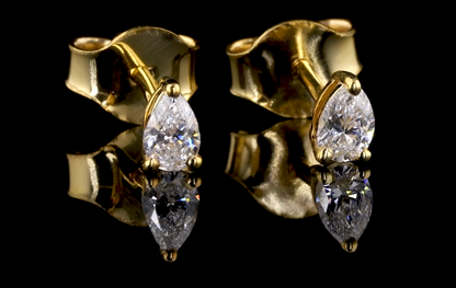 Pear Nova Mini Studs – Yellow Gold Earring