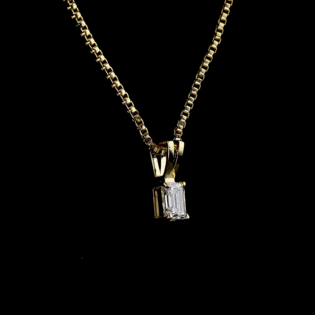 Pear Solara Mini Pendant – Yellow Gold